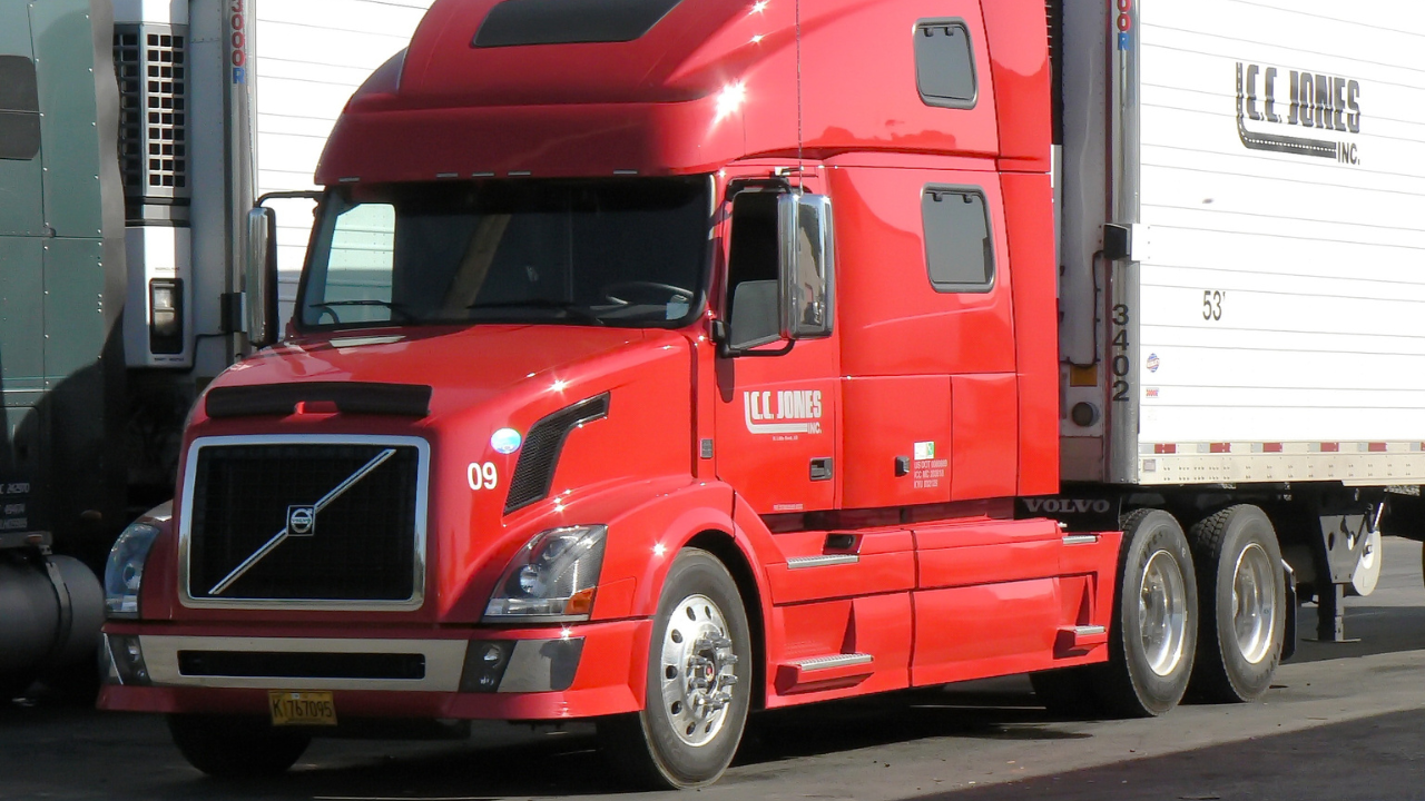 Spania le oferă 3.000 de euro românilor care vor să fie șoferi de camion. Care sunt cerințele și până când se depune cererea