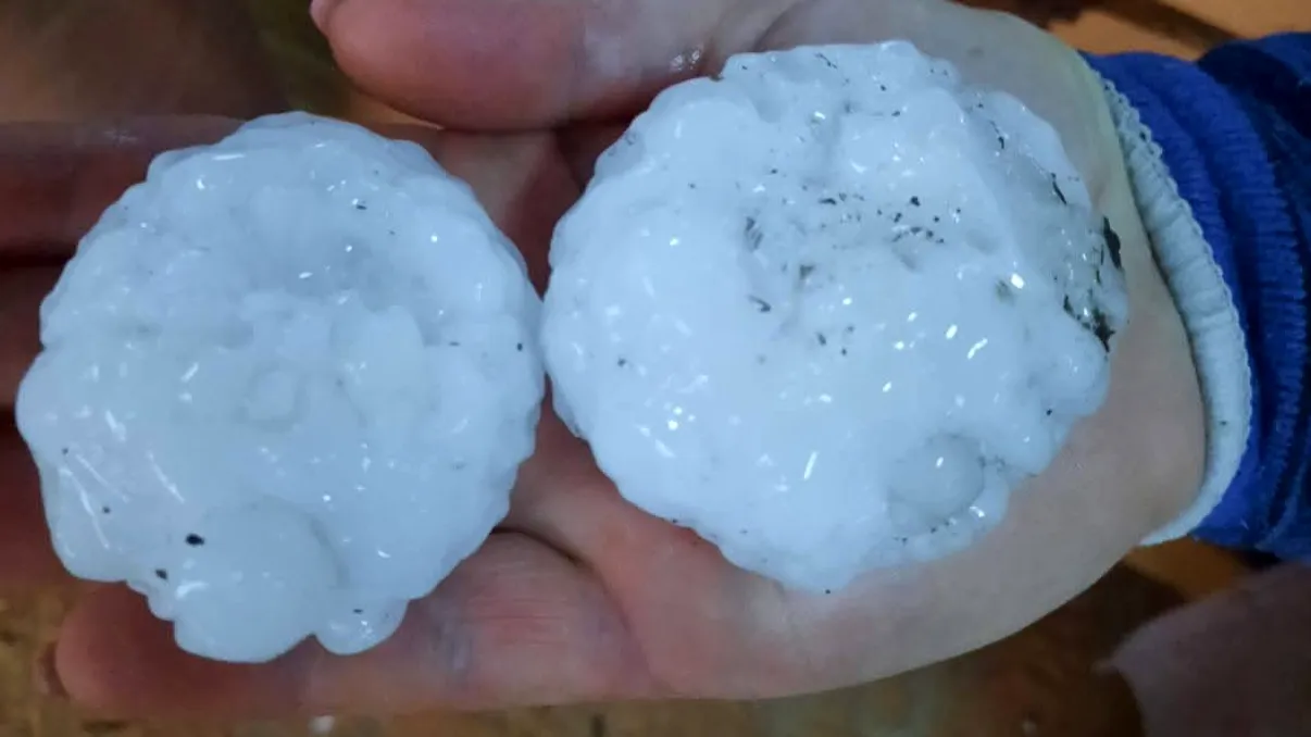 Rupere de nori cu grindină cât pumnul și furtuni puternice. Oamenii sunt panicați, zeci de mii de locuințe au rămas fără electricitate