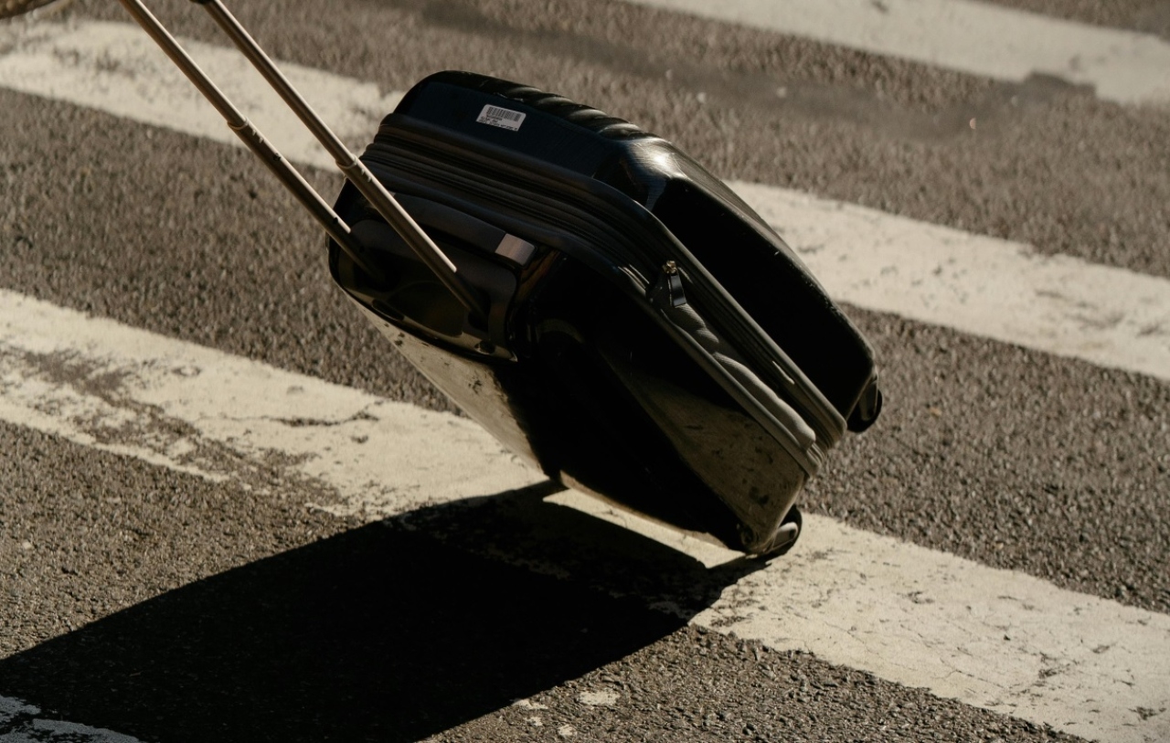 Un bărbat care fura bagajele străinilor sosiți în București a fost arestat. Pe câți a reușit să-i lase fără bani și haine