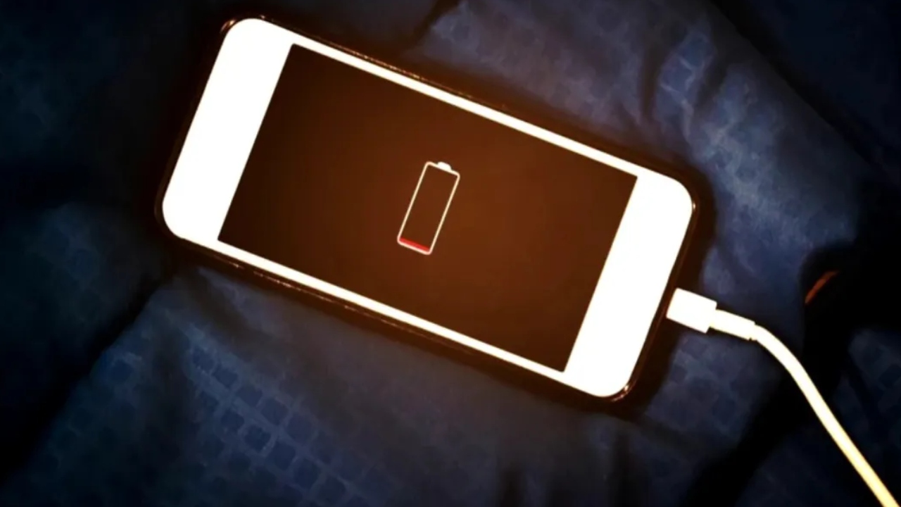 De ce nu e bine să îți lași telefonul la încărcat toată noaptea. Greșeala care te poate costa dispozitivul