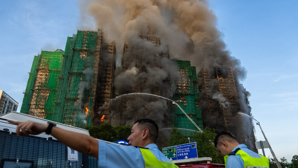 Incendiul de proporții din Hong Kong nu a fost stins. Bilanțul victimelor crește alarmant: cel puțin 44 de morți. Sute de oameni captivi în blocurile care ard ca torțele