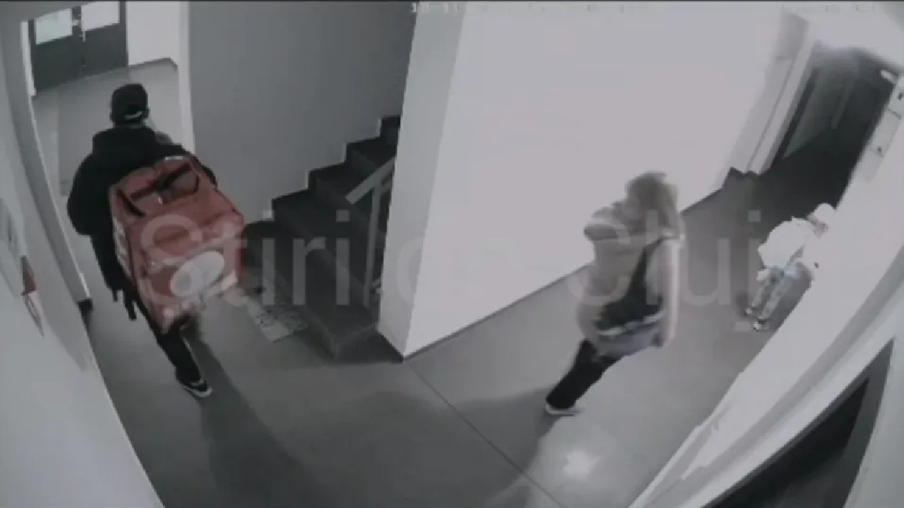 Livrator de mâncare filmat în timp ce fură un colet dintr-o scară de bloc din Cluj. Cazurile de acest fel sunt tot mai frecvente în orașul lui Boc