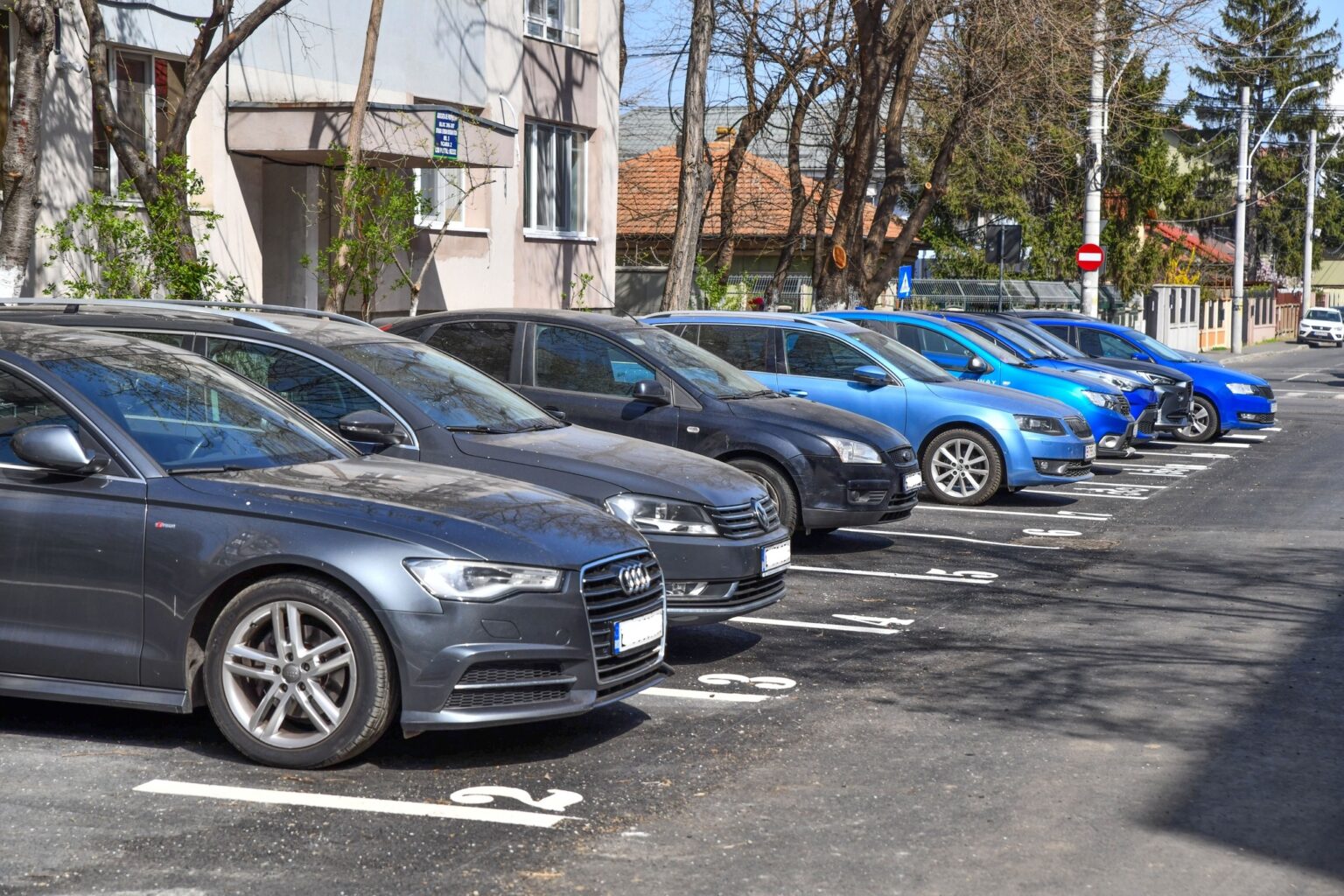 Amendă de 1000 de lei pentru șoferii care fac asta ziua în parcare. Legea spune clar, însă puțini știu