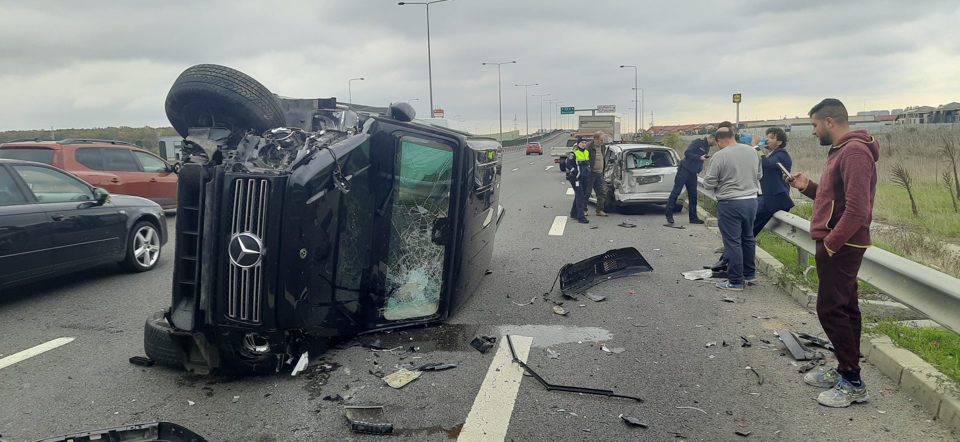 Accident grav pe Autostrada A3. Mercedes G Class răsturnat de un Ford