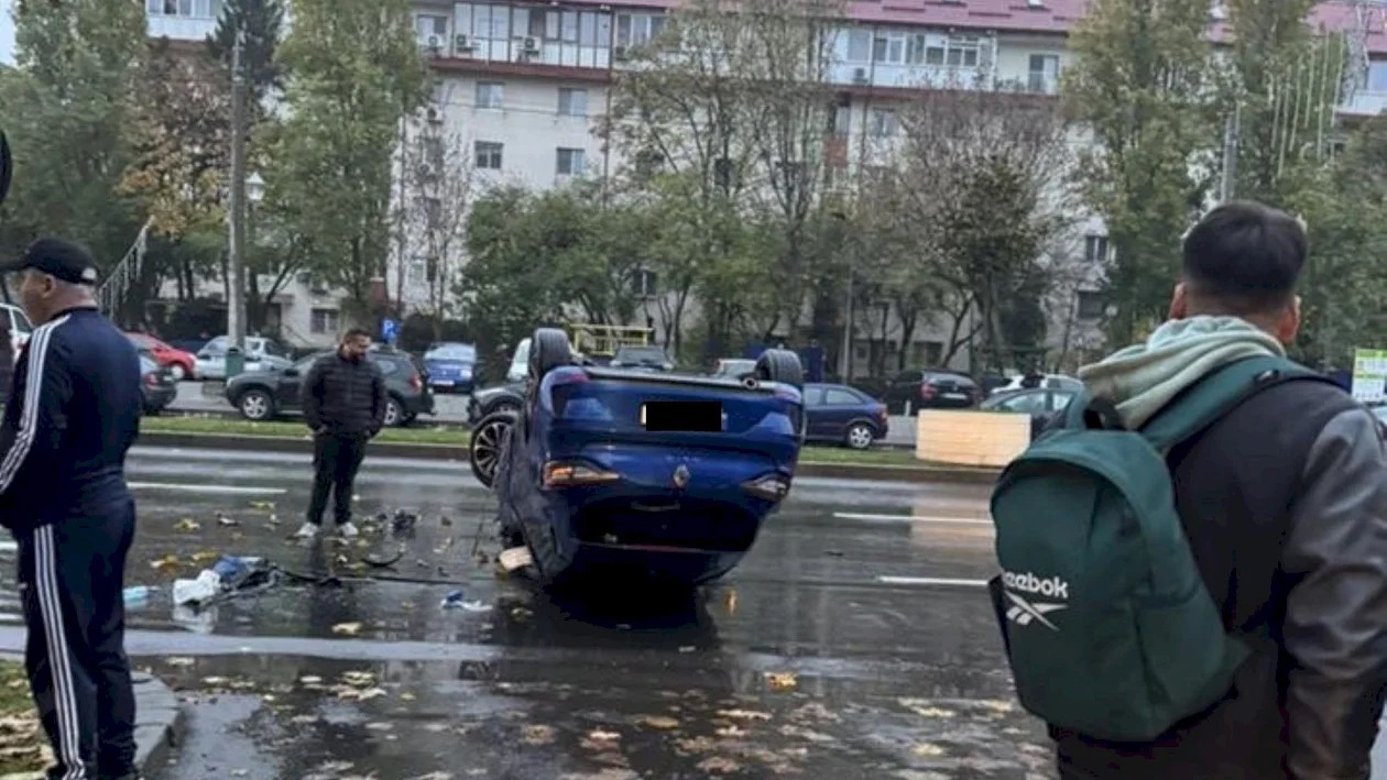 O femeie de 66 de ani s-a răsturnat cu mașina în București după ce a lovit un stâlp de iluminat public