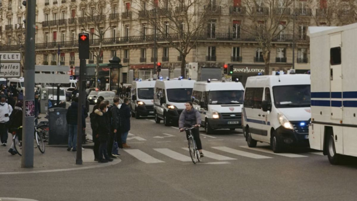 Atac terorist în Franţa, soldat cu 10 răniţi. Atacatorul a intrat cu maşina în pietoni şi a strigat „Allah Akbar”. Ce a găsit poliţia în portbagajul automobilului