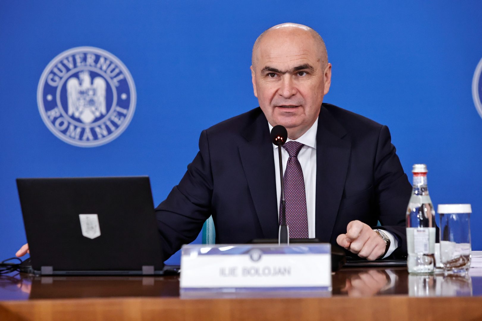 La loc comanda, anunţ oficial de la Guvern: „Salariile nu se taie cu 10%”