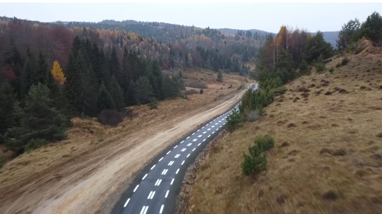 Un sat din România cu 14 locuitori are pistă asfaltată de biciclete, însă, aceasta trece printr-o pădure cu lupi și urși, iar drumurile sunt din pământ