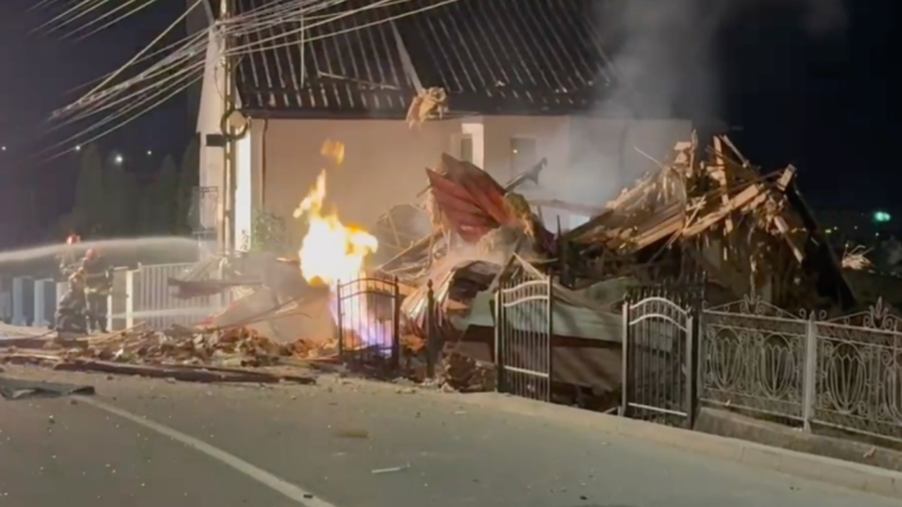 Explozie puternică la o locuință din Dej. Un bărbat de aproximativ 50 de ani a fost găsit mort sub dărâmături, iar bubuitura s-a auzit la peste un kilometru VIDEO