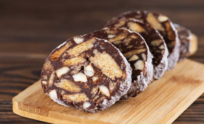 Salam de biscuiți, rețetă de post fără coacere. Se face foarte ușor și ai nevoie doar de câteva ingrediente