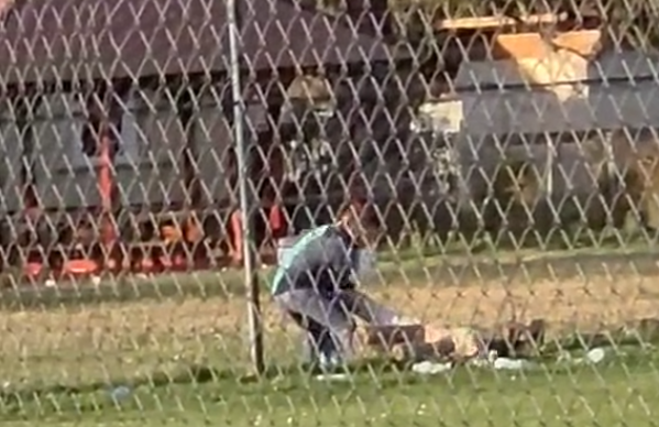 Imagini șocante dintr-un centru pentru persoane cu dizabilități din Bihor. Un angajat lovește cu brutalitate un pacient