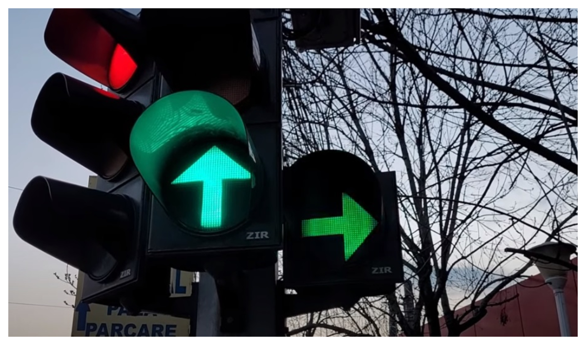 Intersecțiile cu mai multe semafoare, coșmarul șoferilor. Semaforul cu săgeata verde și cel pietonal creează confuzie în trafic, cine are prioritate
