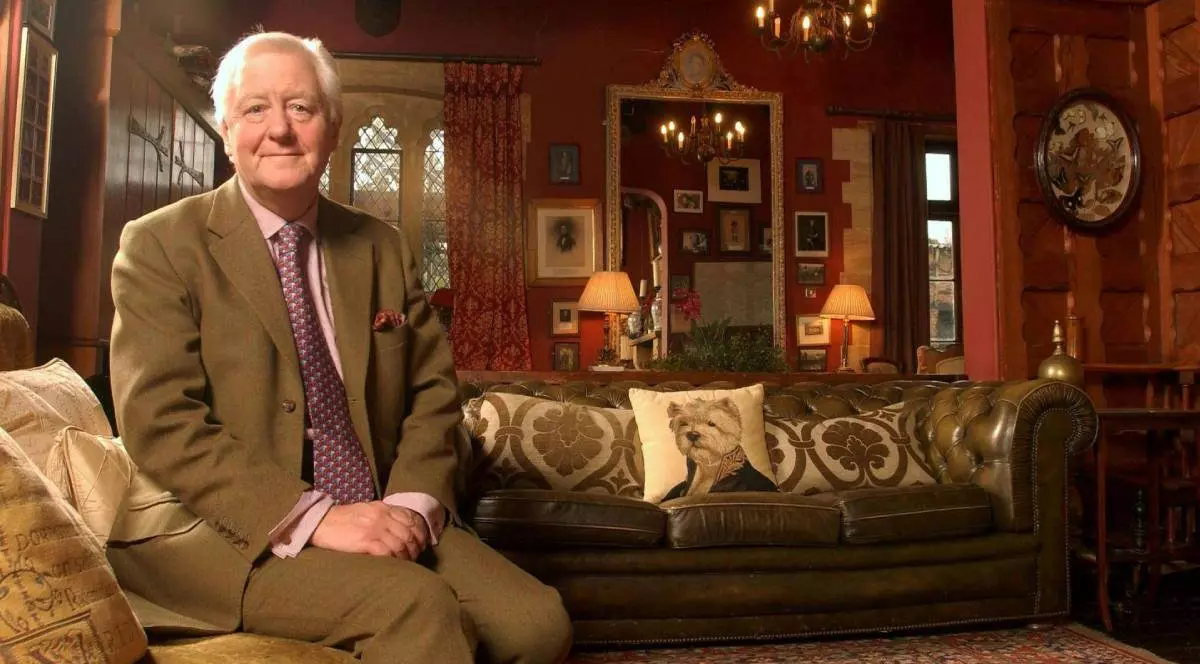 Benjamin Slade, un britanic excentric, îi oferă 50 de mii de lire viitoarei neveste, însă nu multe pretendente se încadrează cerințelor