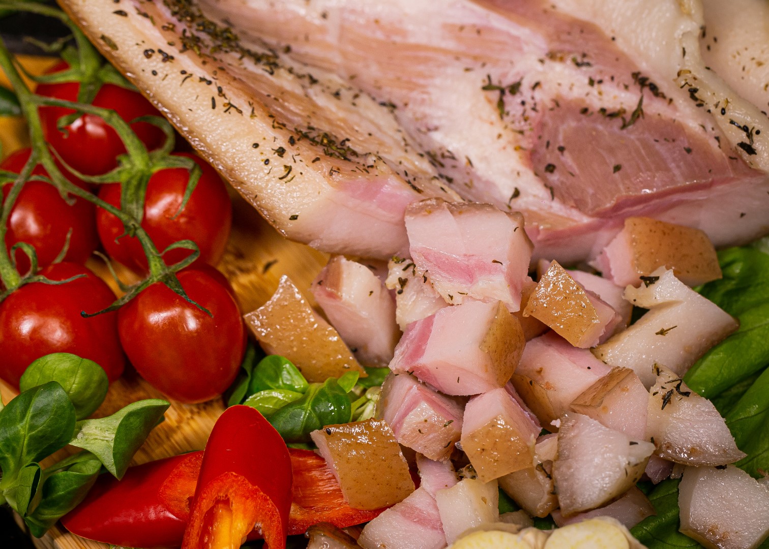 Slănină cu usturoi: Deliciul care te cucerește de la prima îmbucătură