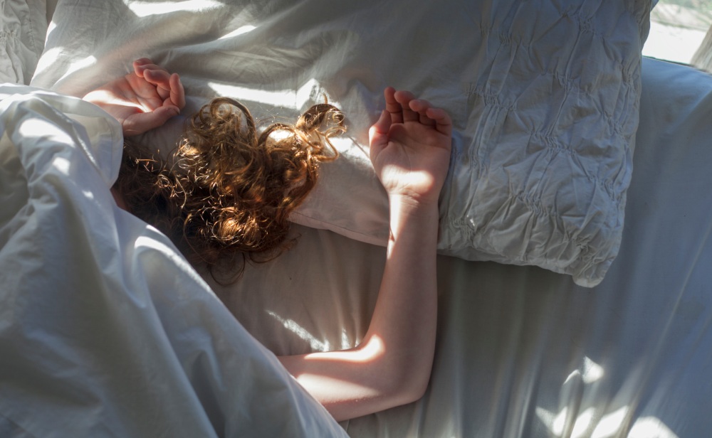 Ce spun studiile despre ideea de a „dormi cât pentru toată săptămâna”, în weekend. Specialiștii trag un semnal de alarmă