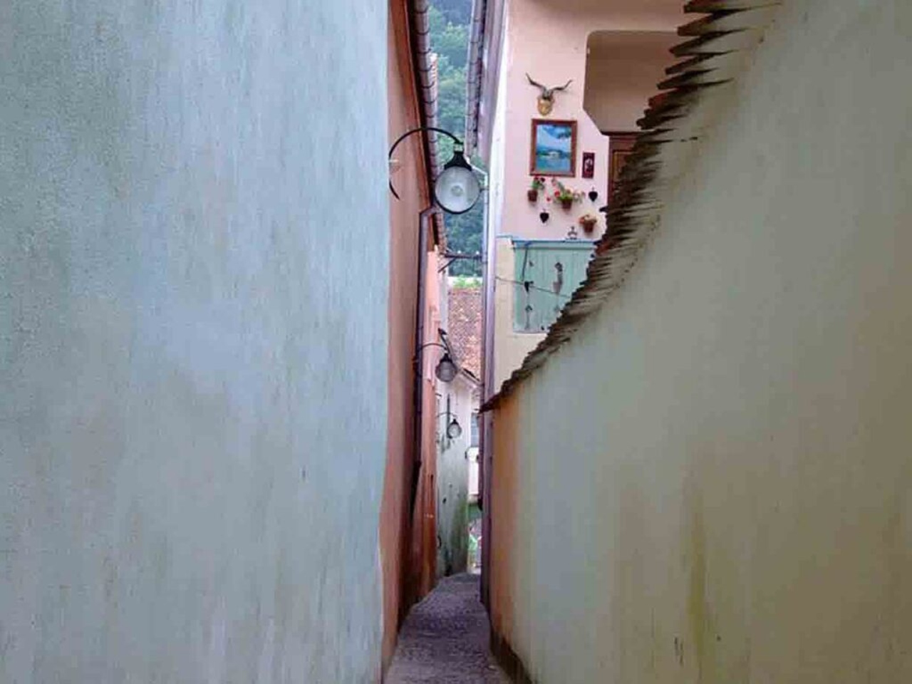 Se închide cea mai îngustă stradă din România! Stare avansată de degradare, tencuiala cade de pe ziduri