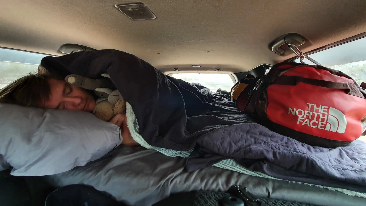 Un tânăr a locuit trei luni în mașină pentru a lucra la Google. Cum a fost posibil acest lucru, deși avea un salariu foarte bun: „Am întâlnit aproximativ o duzină de colegi care făceau același lucru”