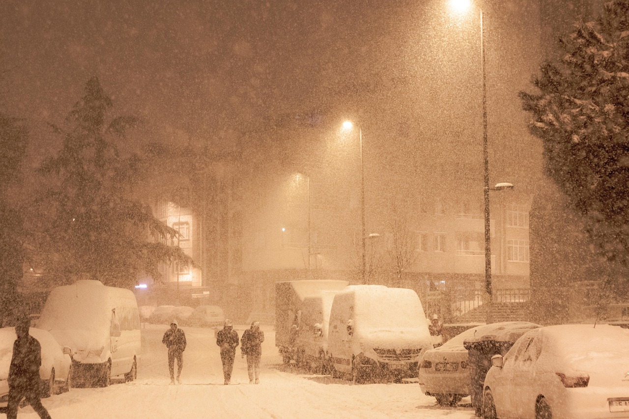 Data la care va ninge în orașele mari din România. Când vor cădea primii fulgi de nea în București, informații de ultimă oră de la meteorologi