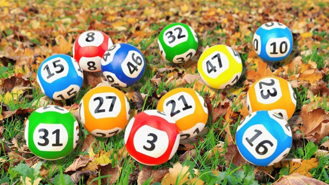 Rezultate Loto 30 noiembrie 2025. Ultima zi de toamnă din acest an aduce noroc la bani