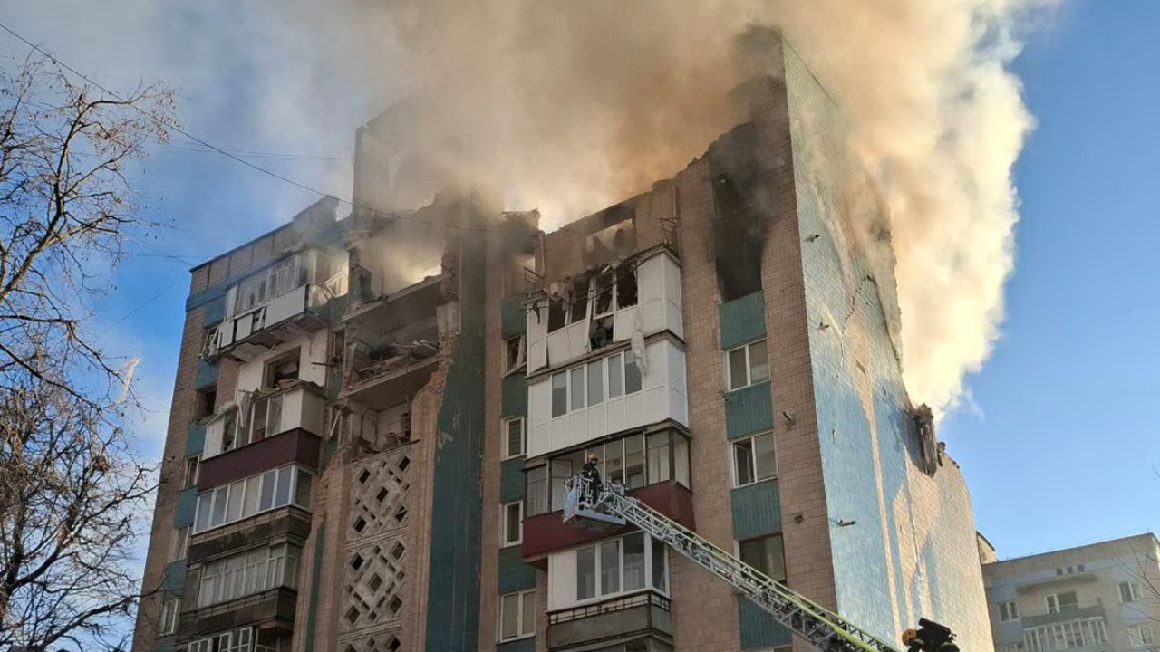 20 de morți și peste 60 de răniți în Ucraina în urma atacurilor rusești. În Ternopil, un bloc de locuințe de 9 etaje a fost lovit din plin