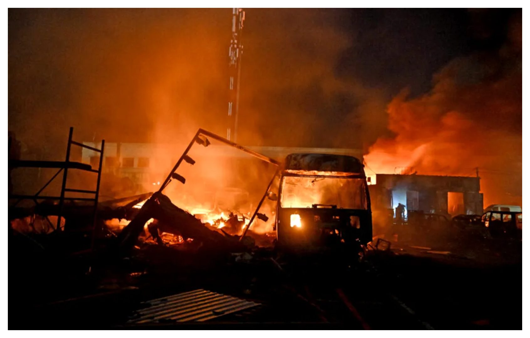 Rusia lansează bombe ghidate şi drone asupra Ucrainei/ Kievul susţine că a doborât una dintre cele trei rachete rusești Oreșnik