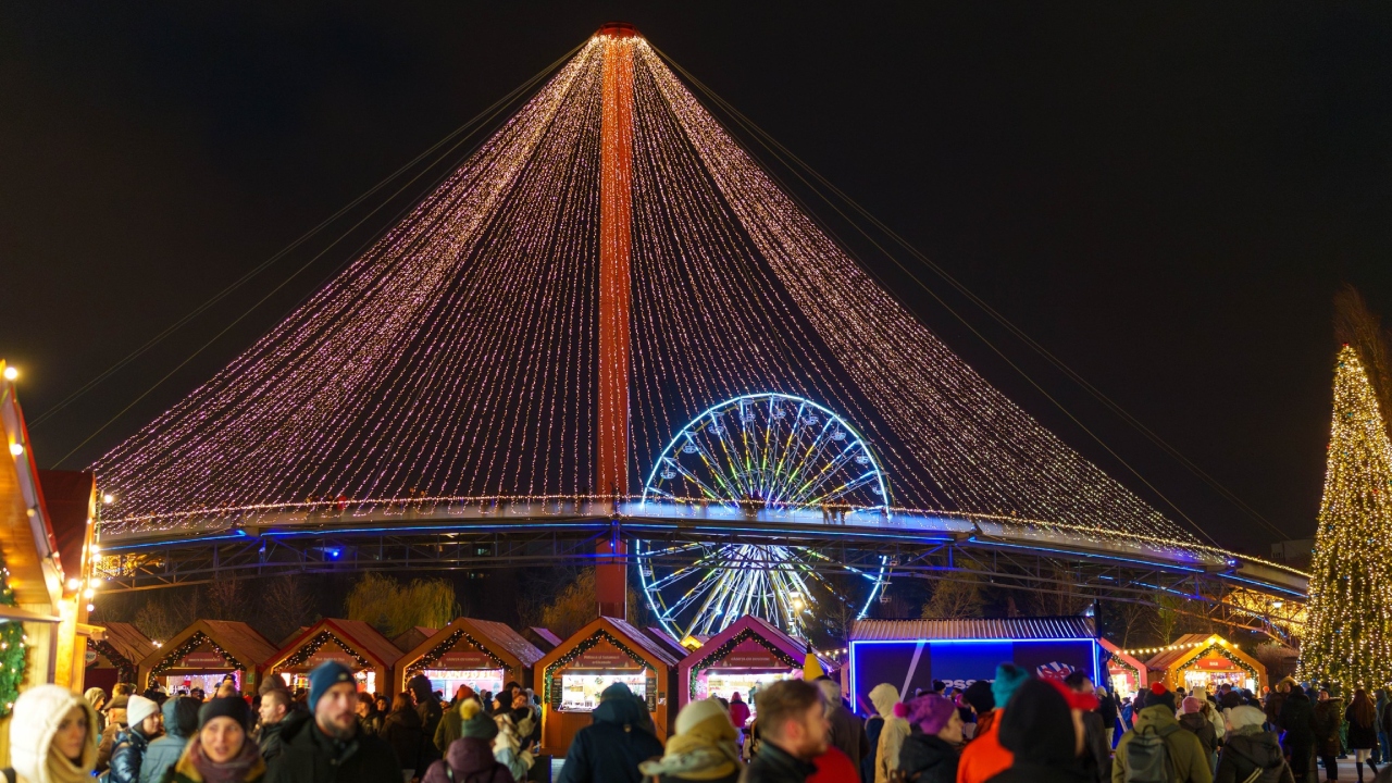 Târgul de Crăciun din Sectorul 6 al Capitalei îi întâmpină pe bucureșteni cu 400.000 de luminițe și un patinoar uriaș