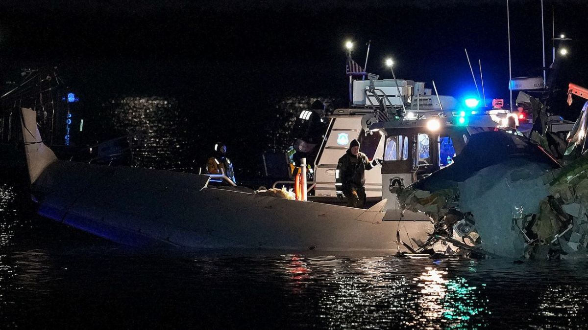 Guvernul SUA îşi asumă responsabilitatea pentru coliziunea aeriană cu 67 de morţi de la Washington