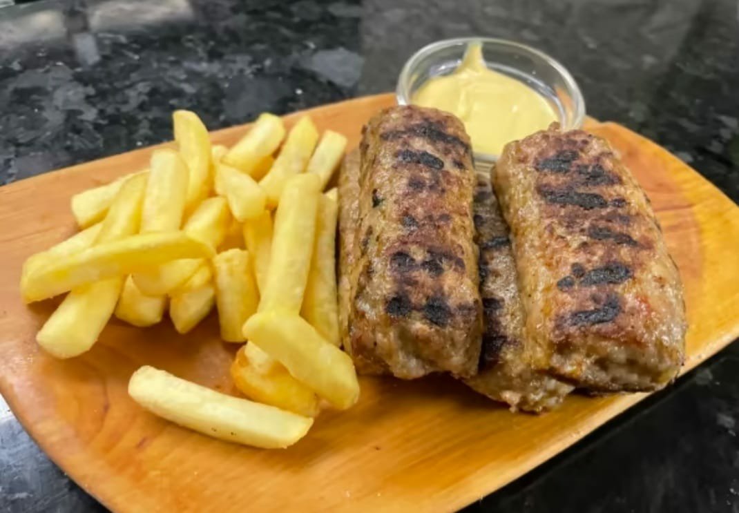 Ce au comandat românii de 1 Decembrie. Un client a plătit 1.900 de lei pe mici şi cartofi prăjiţi