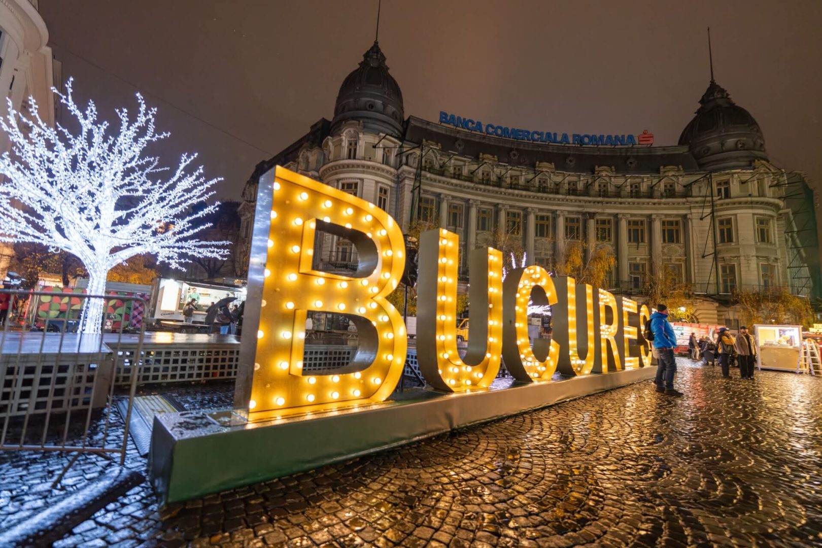 Cât costă o porție de cartofi cu sos cheddar la Târgul de Crăciun din Piața Universității din București. La banii aștia iei cel puțin 10 kg din supermarket