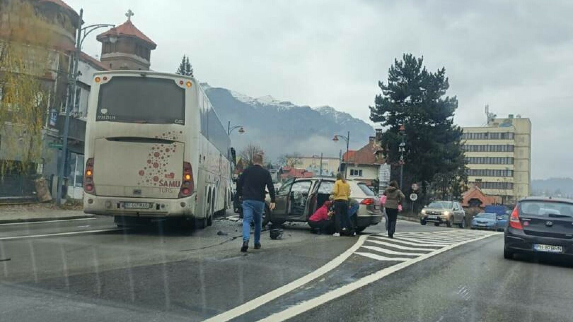Autocar cu peste 70 de persoane la bord, implicat într-un accident la Sinaia