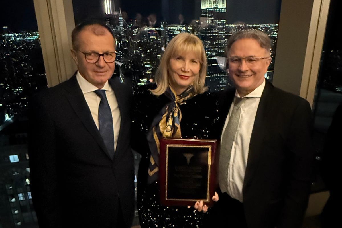 Dr. Prof. Anca Buzoianu, rectorul UMF „Iuliu Hațieganu” din Cluj-Napoca, gratificată de Romanian American Medical Education Federation cu prestigiosul premiu pentru Leadership și Colaborare