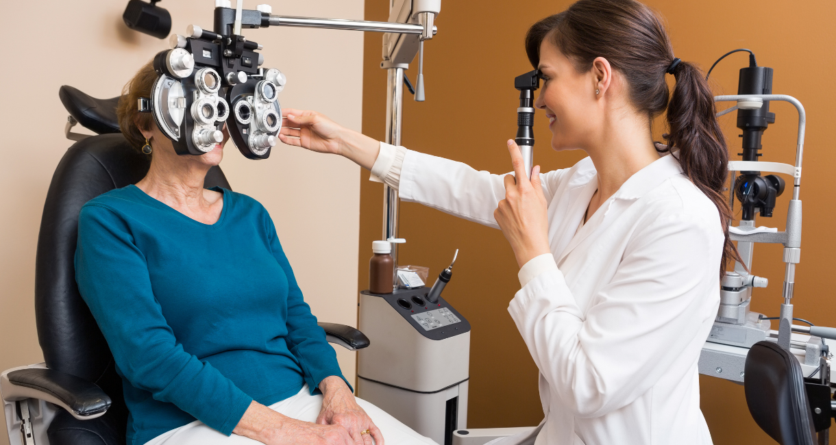 Consultații oftalmologice gratuite pentru 1.600 de vârstnici și tratament chirurgical al cataractei. Două programe pilot pentru sănătatea vederii