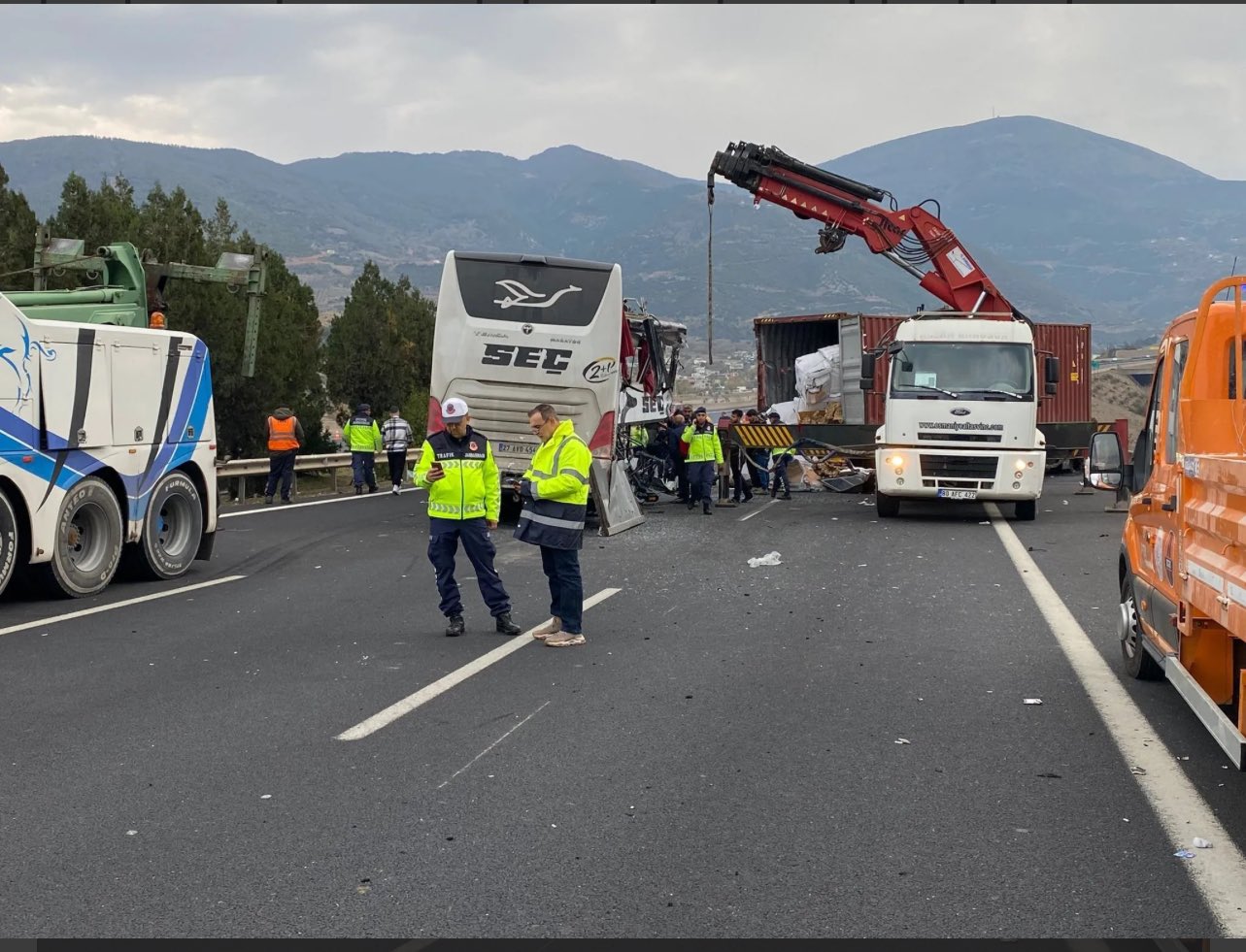 Accident teribil, sunt 7 morţi şi 11 răniţi după ce un camion s-a lovit violent de un autocar pe o autostradă din Turcia