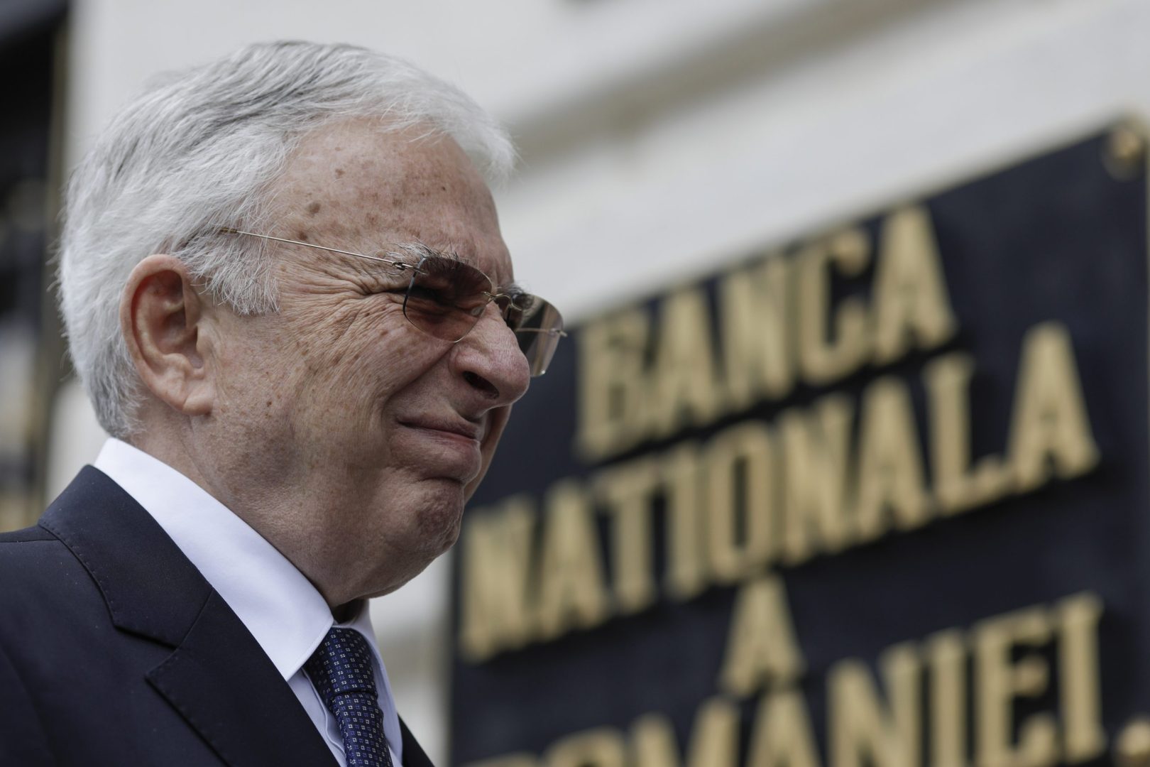 BNR atrage atenţia: consumul depăşeşte veniturile, adică românii cheltuiesc mai mult decât câştigă. Ar putea fi un indicator al revenirii muncii la negru