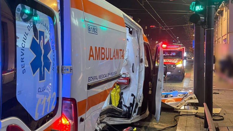 Accident bizar în Capitală. Un şofer care intrase cu maşina în stâlp a accelerat brusc şi a lovit ambulanţele care sosiseră pentru primul ajutor