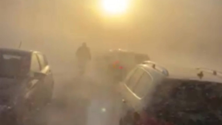 VIDEO – Accesul în Rânca este interzis din cauza viscolului extrem de puternic. Urcarea în stațiune este suspendată, iar mașinile sunt însoțite de drumari la coborâre