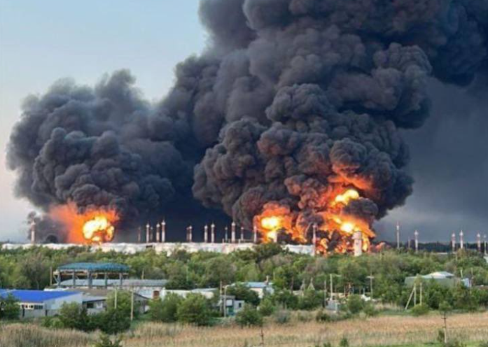 Bombe adevărate de Anul Nou. Ucraina a lovit un depozit de petrol din apropierea Moscovei VIDEO