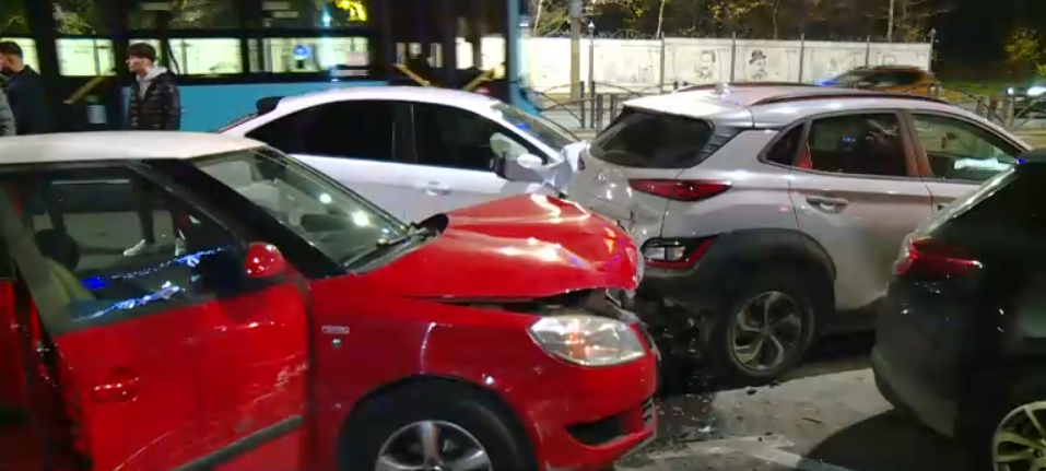 Accident cu cinci maşini în Capitală. Un şofer de 20 de ani a lovit o mașină pe care a proiectat-o în alte trei vehicule