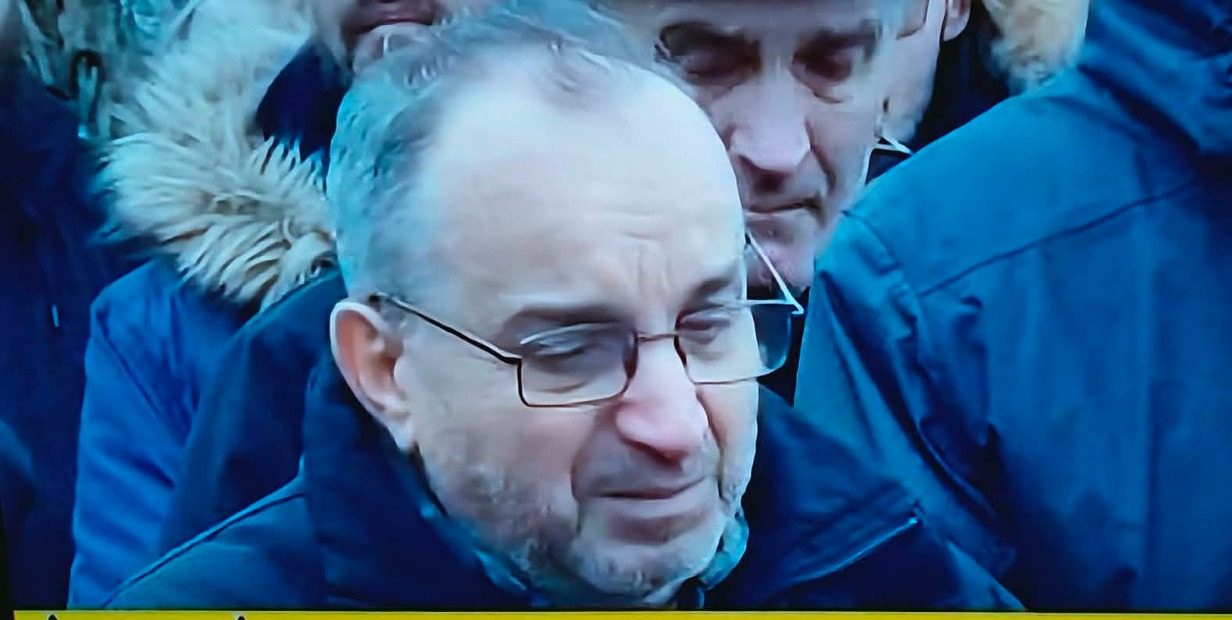 Tatăl Mălinei Guler conducându-și fiica pe ultimul drum