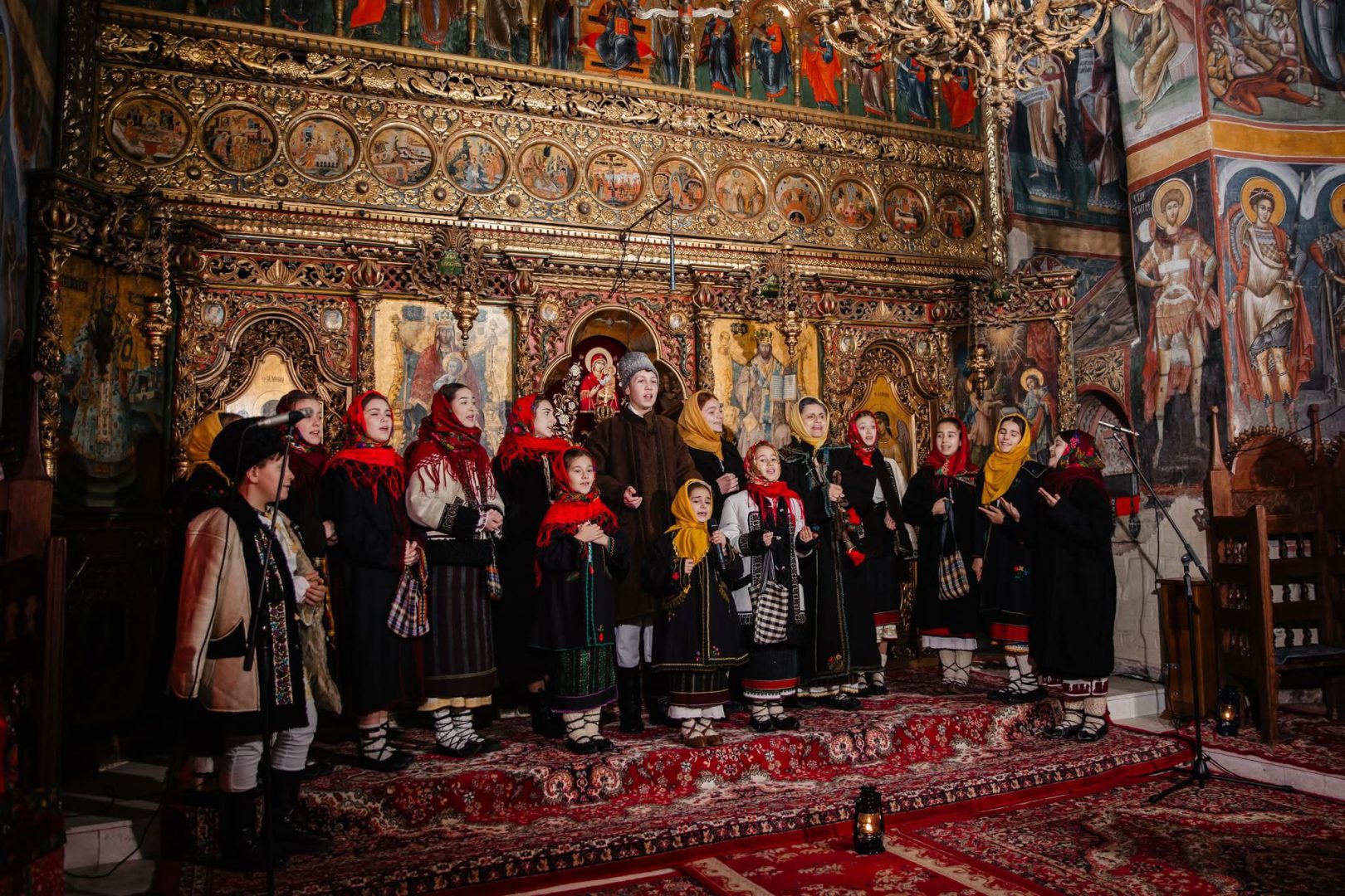 Colinde, bucurie și daruri la Mănăstirea Moldoviţa