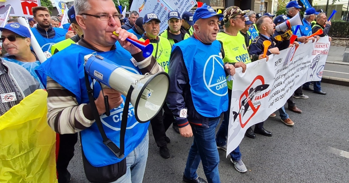 Protest la Cotroceni. Sindicaliști din patru confederații îi cer lui Nicușor Dan să intervină în discuțiile cu Guvernul pe înghețarea salariilor și concedieri