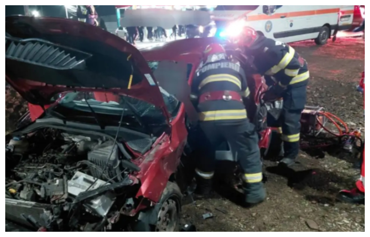 Accident cumplit în Târgu-Neamț. Un șofer în vârstă de 23 de ani a murit în timp ce încerca să iasă cu mașina din spălătorie