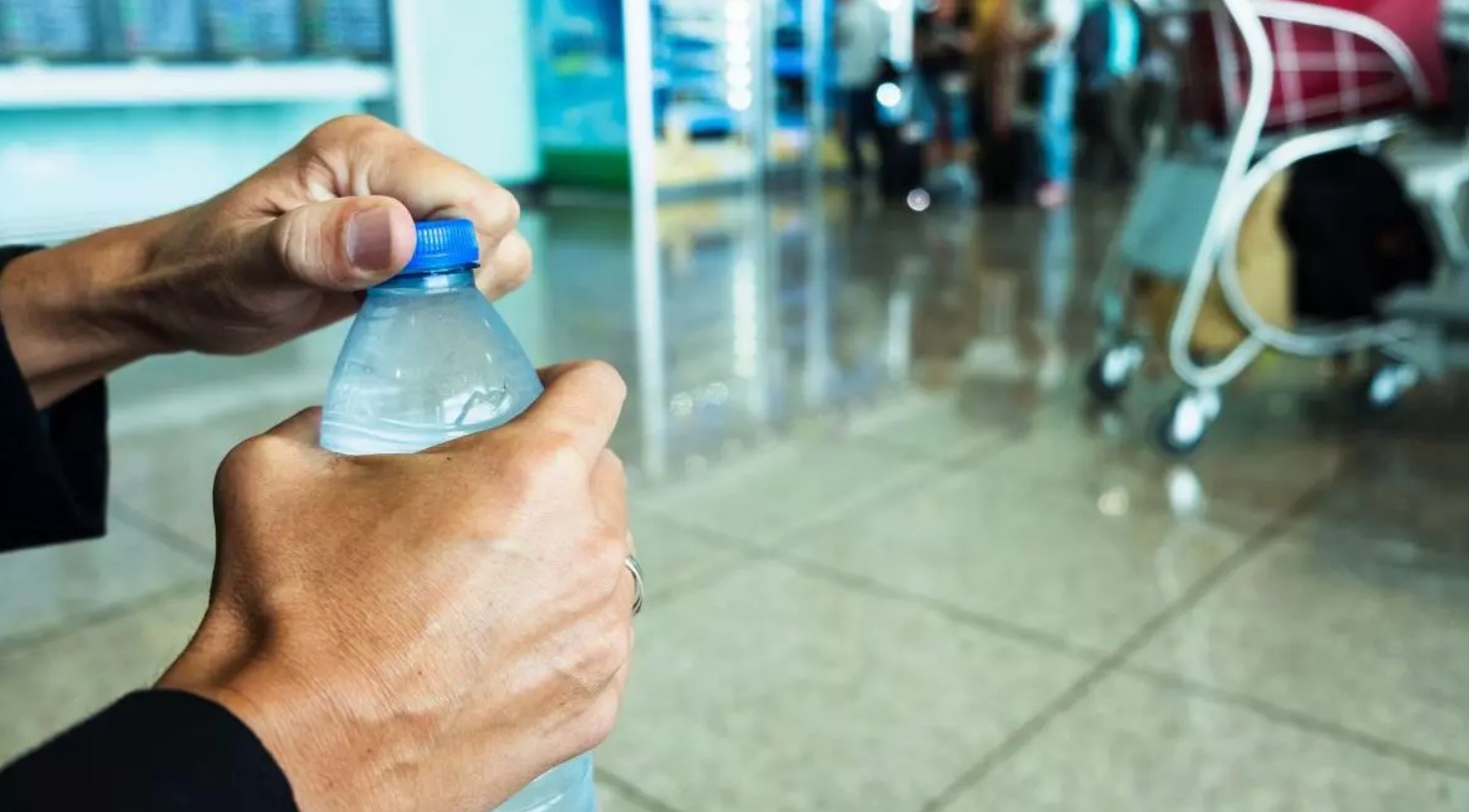 Senatul a respins proiectul de lege care limita preţul apei îmbuteliate în aeroporturi. Au votat împotrivă chiar şi colegii de partid ai iniţiatorilor proiectului