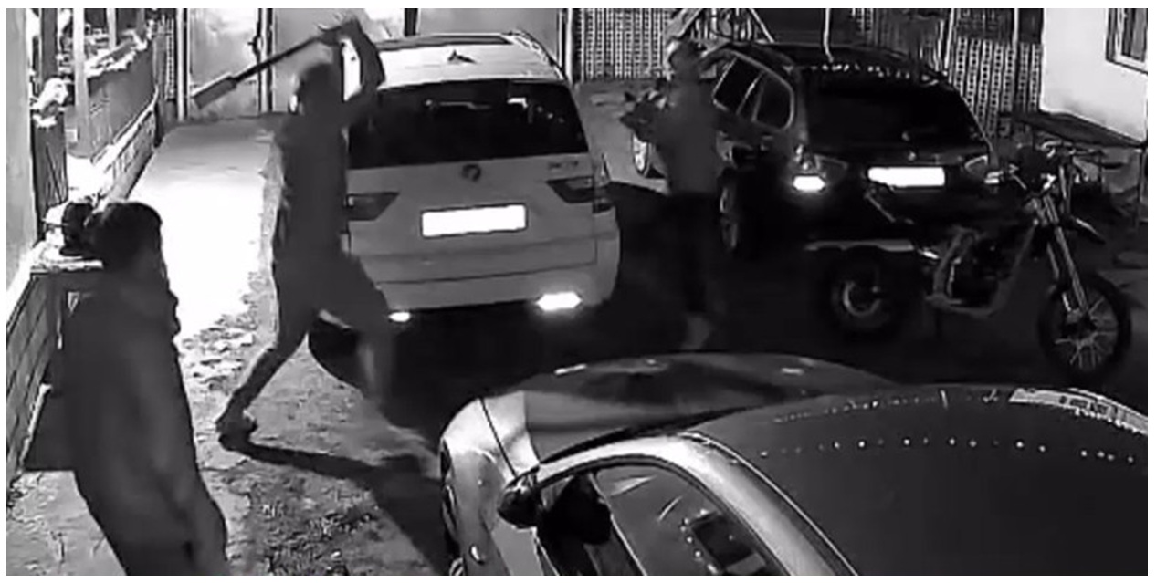 Momente de groază de Crăciun. Un bărbat a intrat cu toporul în casă, l-a atacat pe proprietar și a distrus două mașini. Totul a fost surprins de camerele video