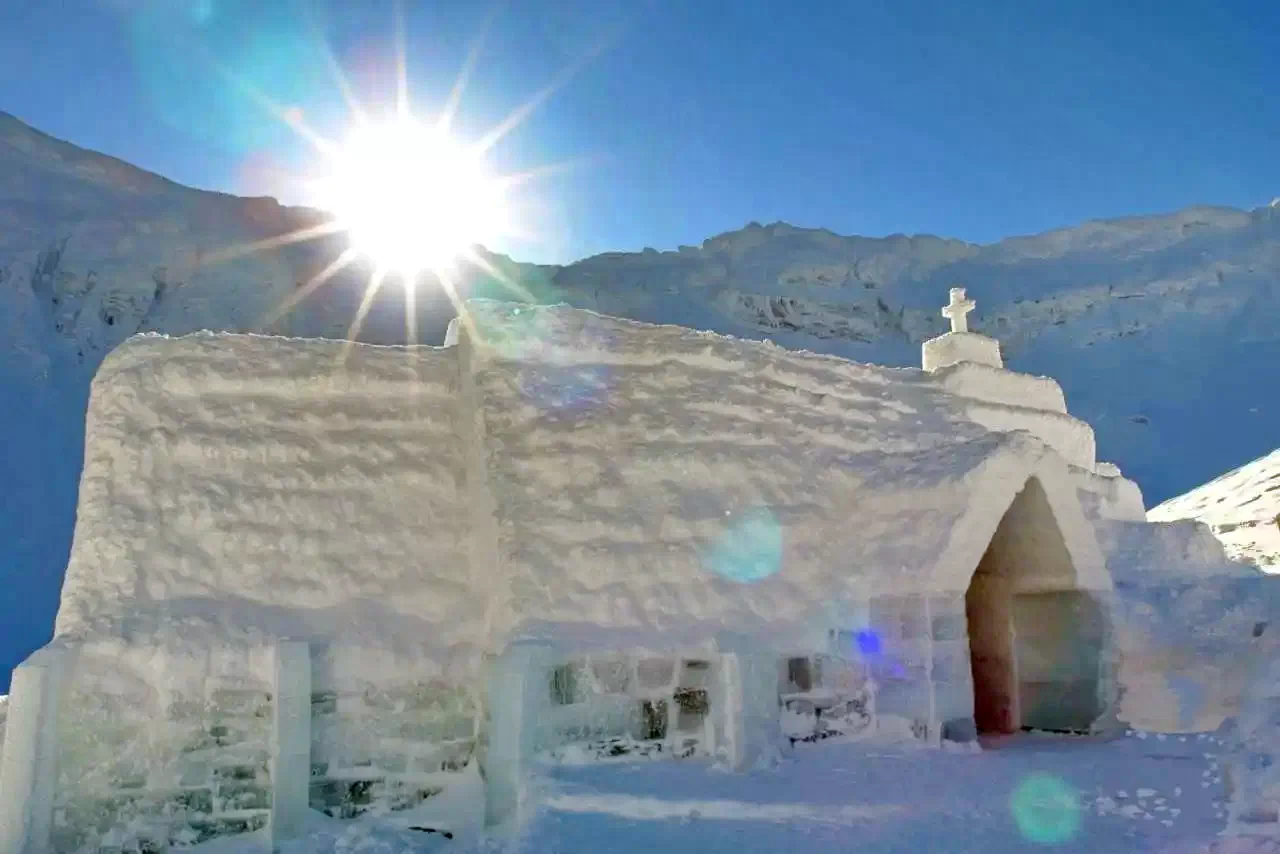 Hotelul de Gheață de la Bâlea Lac nu va mai fi ridicat în acest an. ”Nu se poate construi în condiții sigure”