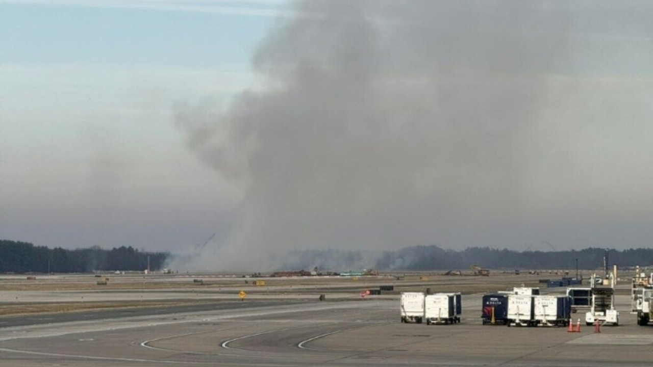 Momente de panică pe aeroportul din Washington: incendiu la motorul unui Boeing 777