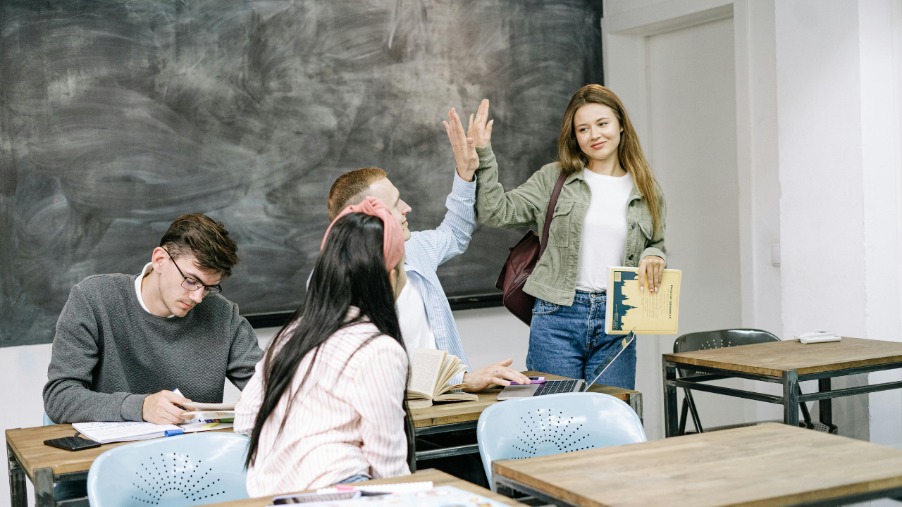 Începând cu anul școlar 2025-2026, elevii vor primi bani în plus. Vezi unde se majorează bursele cu 500 de lei