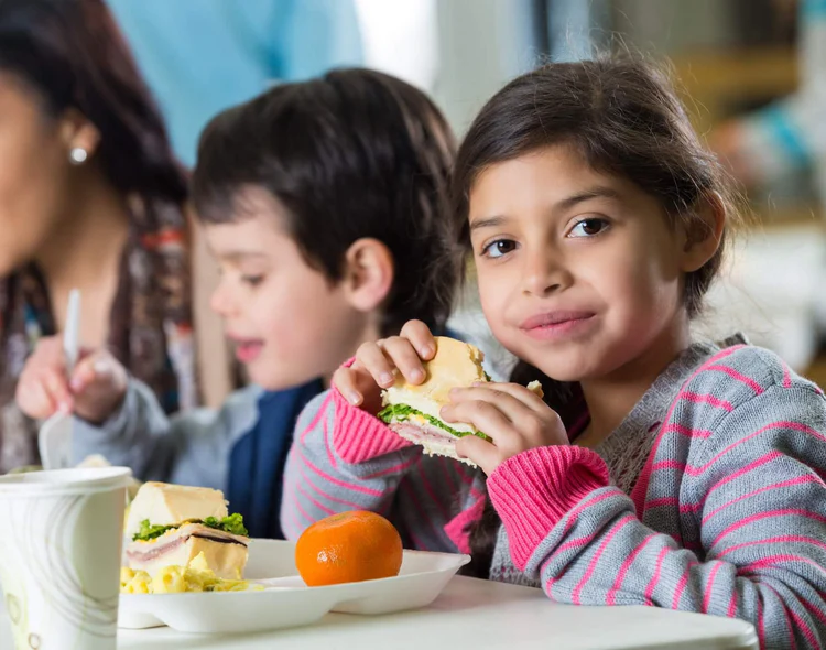 Peste 540.000 de copii vor primi zilnic masă caldă sau pachet în 2026 prin programul „Masă sănătoasă”