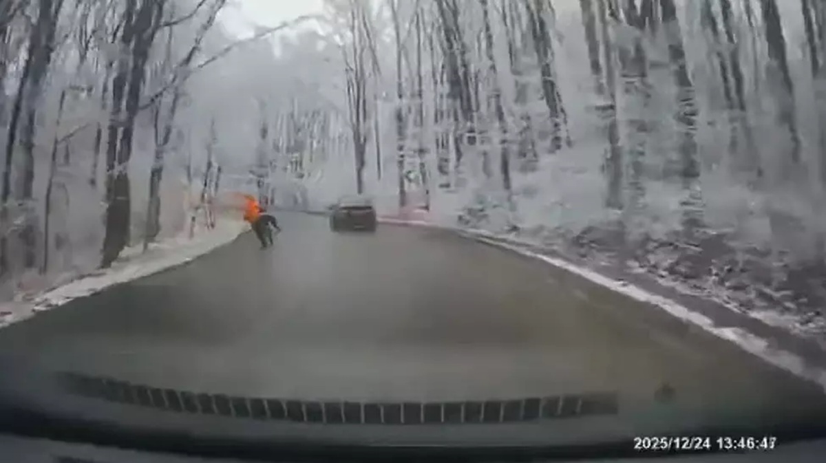 Cursă nebună pe șoseaua înghețată. Cine este tânărul motociclist care a murit în ajunul Crăciunului la Iași. Alexandru a intrat cu motocicleta într-un stâlp de beton VIDEO