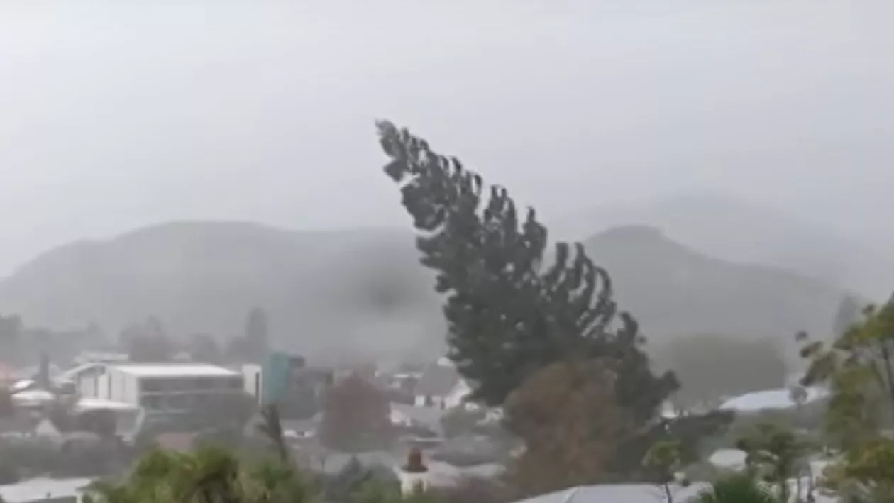 Cod roșu de vânt puternic la munte: rafale de 120-140 km/h